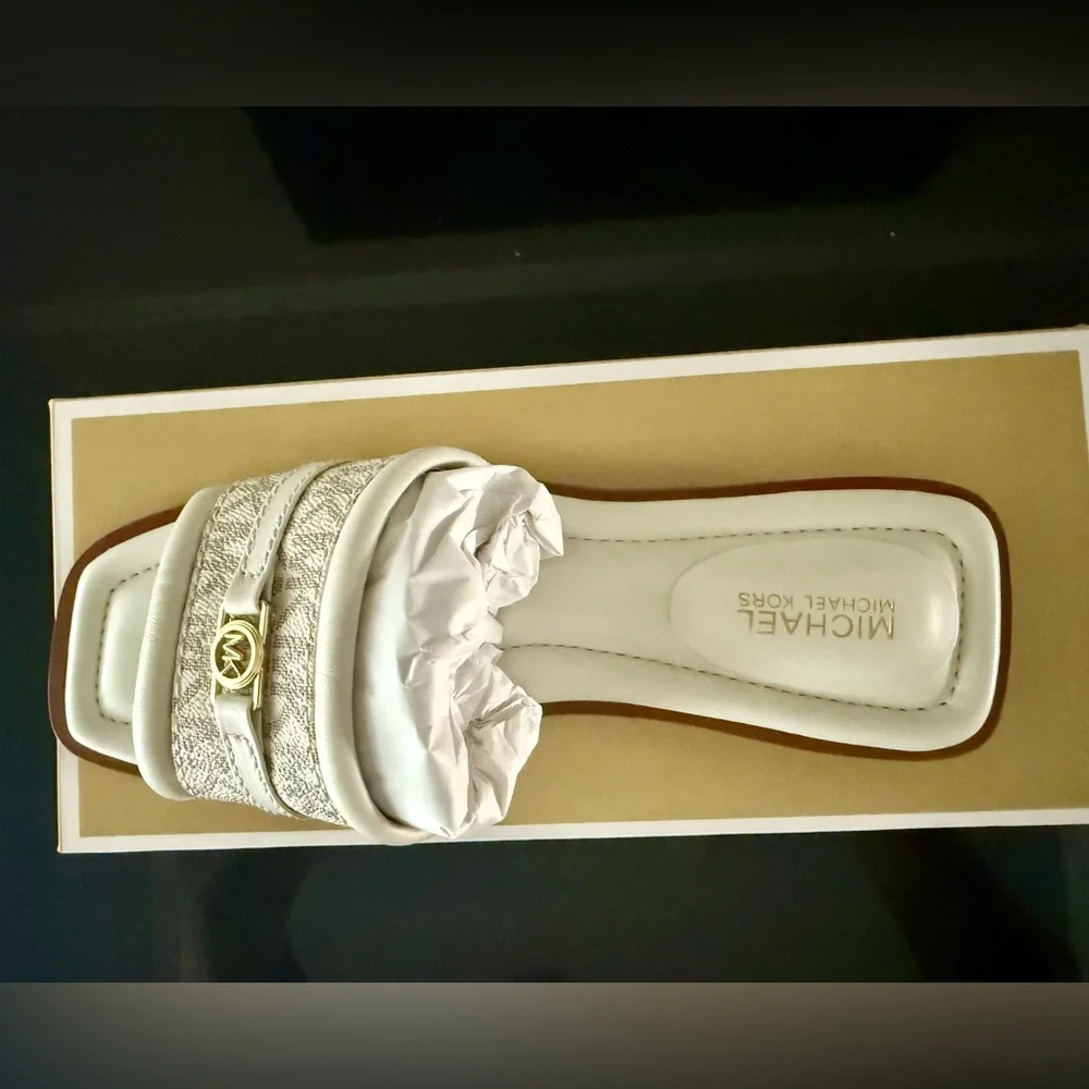 NEW MICHAEL Michael Kors Cream Slide Sandals - NWT - Size 6 - Picture 2 of 5